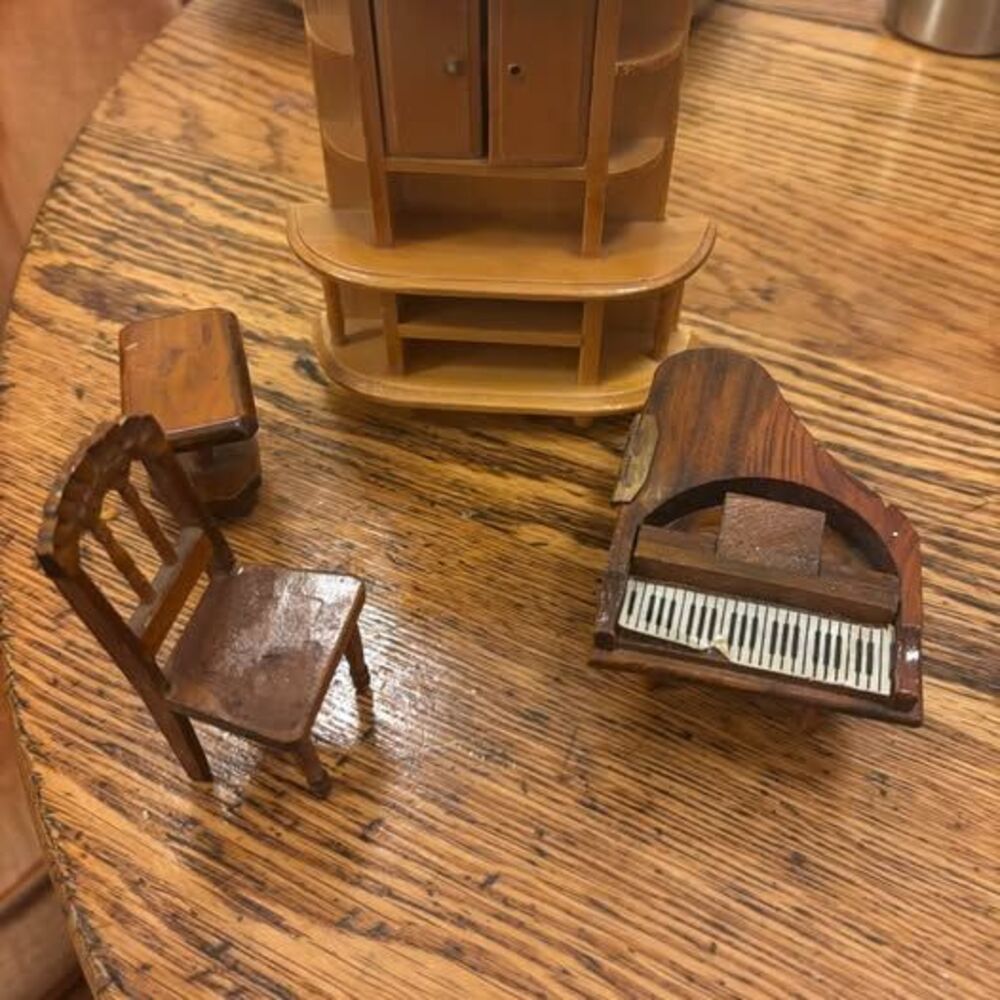 4 dollhouse pieces